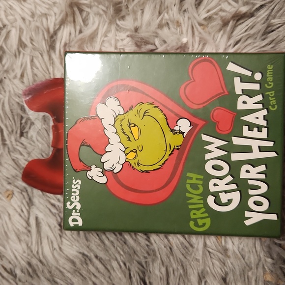 BNIB DR SEUSS GRINCH GROW YOUR HEART CARD GAME - Picture 1 of 6
